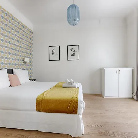 Luxury With Balcony Apartment Paris